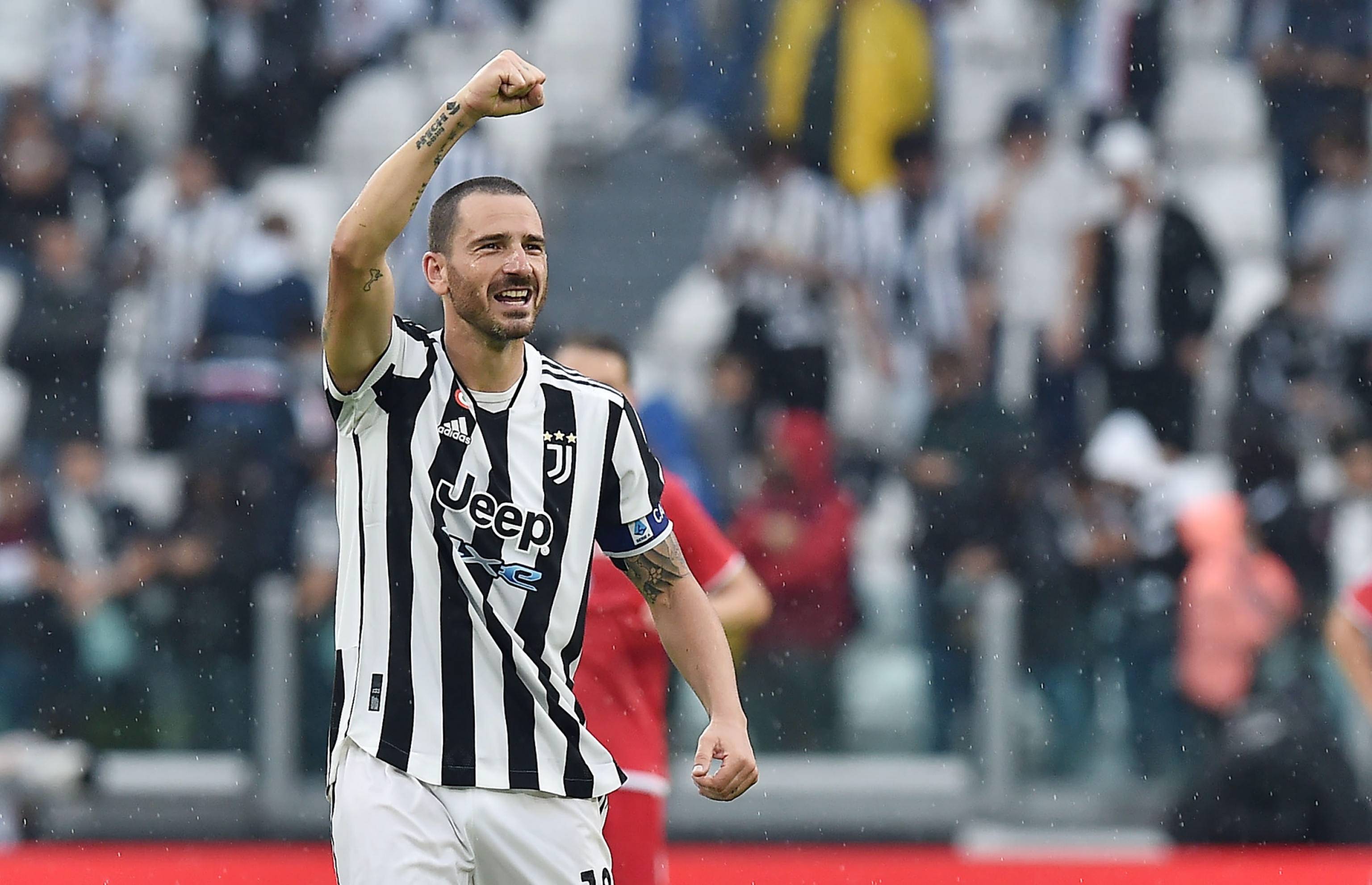 皇家马德里更衣室的紧张局势，意外缺席：“这真是个烂借口！”（皇马更衣室火药味升级，突发缺席引爆不满：“这借口太烂了！”）