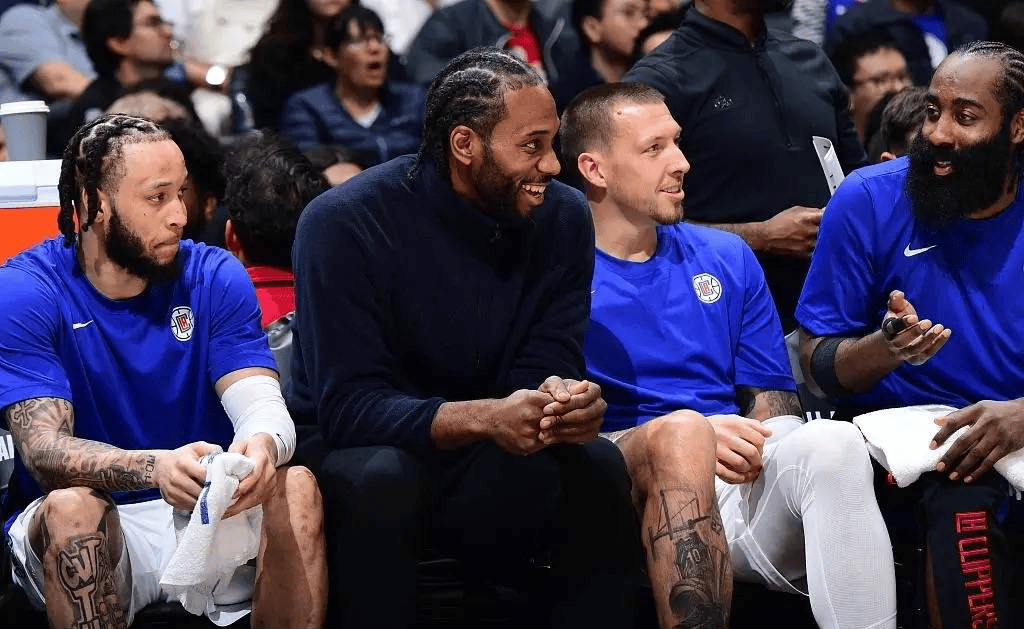 没怎么用劲儿啊！卡斯尔迅捷抢断快攻 篮下大风车单手暴扣！（轻轻松松！卡斯尔闪电抢断快攻，篮下大风车单臂暴扣！）