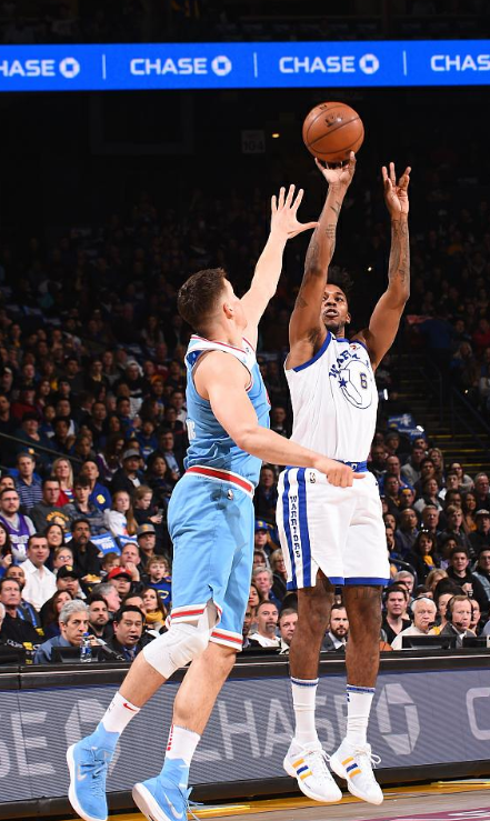 43.3米超远吊射破门，亚当斯创造本赛季英超最远距离进球（亚当斯43.3米挑射破网，改写本季英超最远进球纪录）