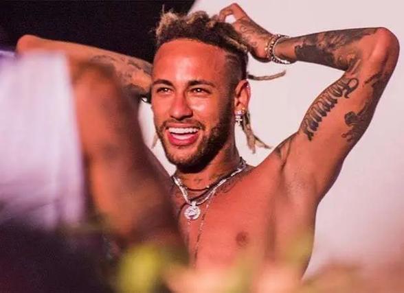 跟队：阿拉巴今天完成大部分团队训练，明天可进入大名单（随队报道：阿拉巴今日完成大部分合练，明日可进入大名单）