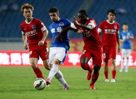 历史首次女裁判担任中超主裁，董方雨将执法西海岸vs亚泰（中超史上首位女主裁亮相：董方雨将吹罚西海岸对阵亚泰）