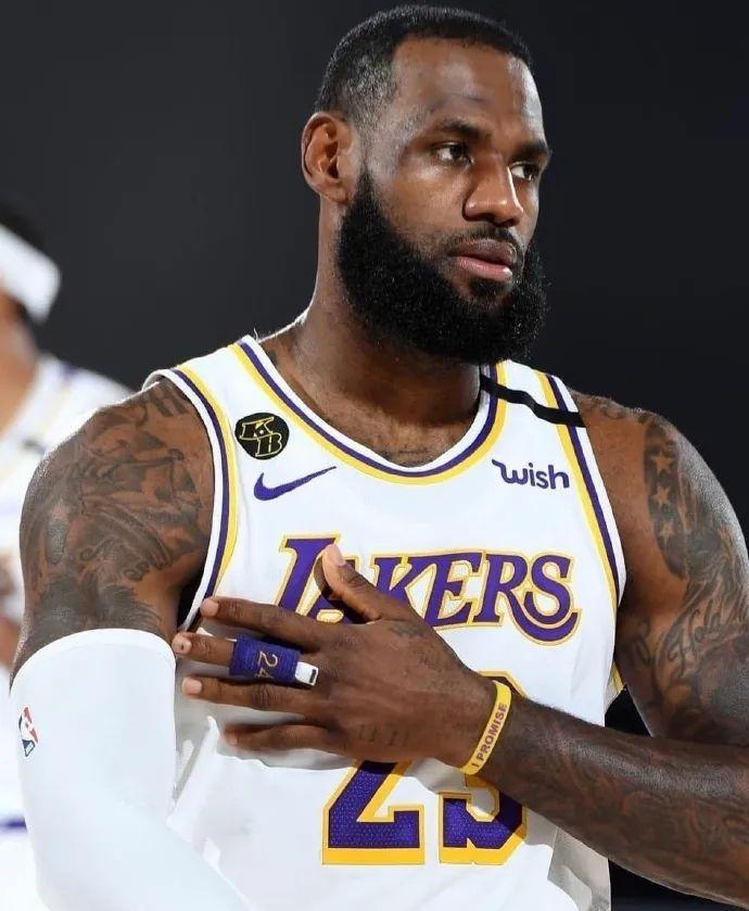 存在感一般！胡金秋&孙铭徽CBA揭幕战合砍18分6板5助（表现不够抢眼，胡金秋和孙铭徽揭幕战合计18分6篮板5助攻）