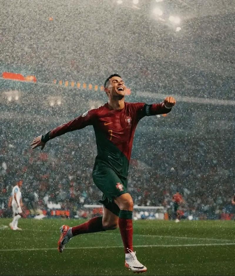 意媒：小法以后留在意甲可能性不大，大概率会前往巴萨或曼城（意媒：小法留在意甲希望渺茫，或将转投巴萨或曼城）