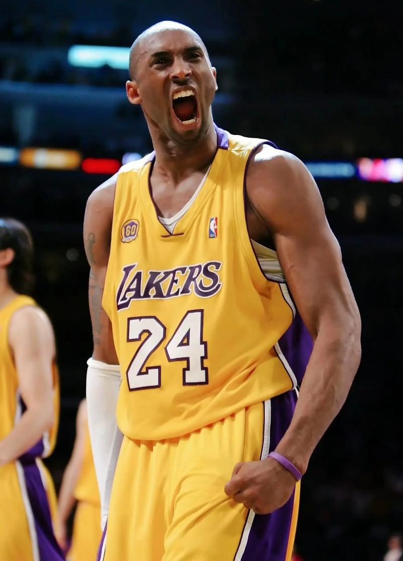 里尔年轻中场布阿迪被多家豪门关注，转会呼声高，期待其未来成为新星。（里尔小将布阿迪获多豪门青睐，转会热度高涨，未来新星可期）