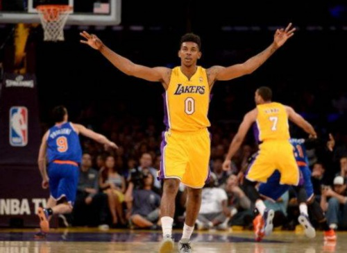 出席白宫晚宴后，C罗与美国防务部长合影（白宫晚宴后，C罗与美防长同框合影）