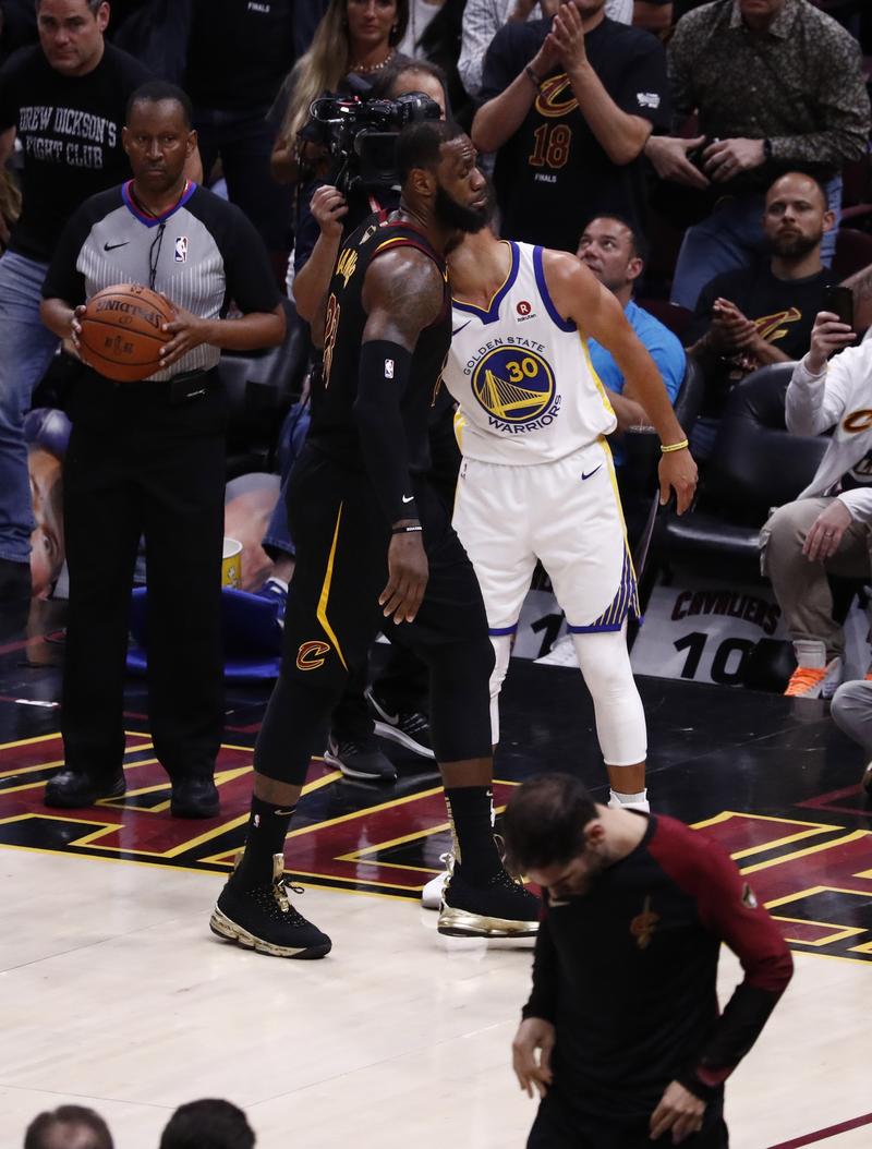 杜兰特关键投篮稳定输出（杜兰特关键时刻手感稳定）