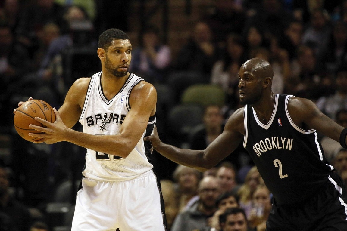 欧文突破防守助攻制胜（欧文强突防线送出制胜助攻）