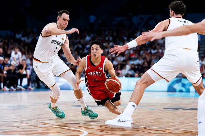 迈阿密国际4-0辛辛那提晋级四强，梅西助攻戴帽+头球破门，阿连德双响（国际迈阿密4-0横扫辛辛那提闯入四强：梅西三助+头球建功，阿连德梅开二度）