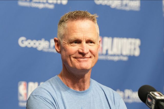 湖人詹姆斯关键三分锁定胜利（詹姆斯命中制胜三分，助湖人收获胜利）