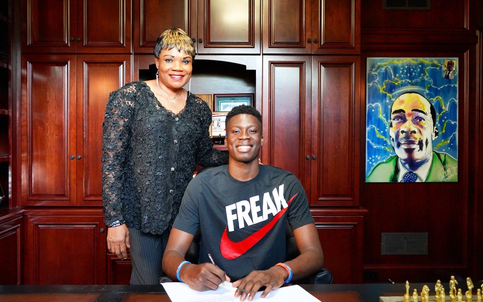 体坛记忆｜为了得到巅峰卡戴珊，詹姆斯哈登付出了多大的代价？（体坛往事｜为追“巅峰版”卡戴珊，詹姆斯哈登究竟付出了多少代价？）