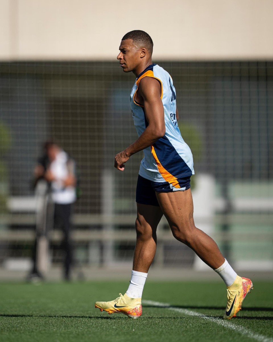 记者：汶马探赛后与海港助教约翰交换队服，两人曾在横滨合作（记者：汶马探赛后与海港助教约翰互换球衣，二人曾在横滨共事）